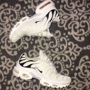 Nike air max plus black and white